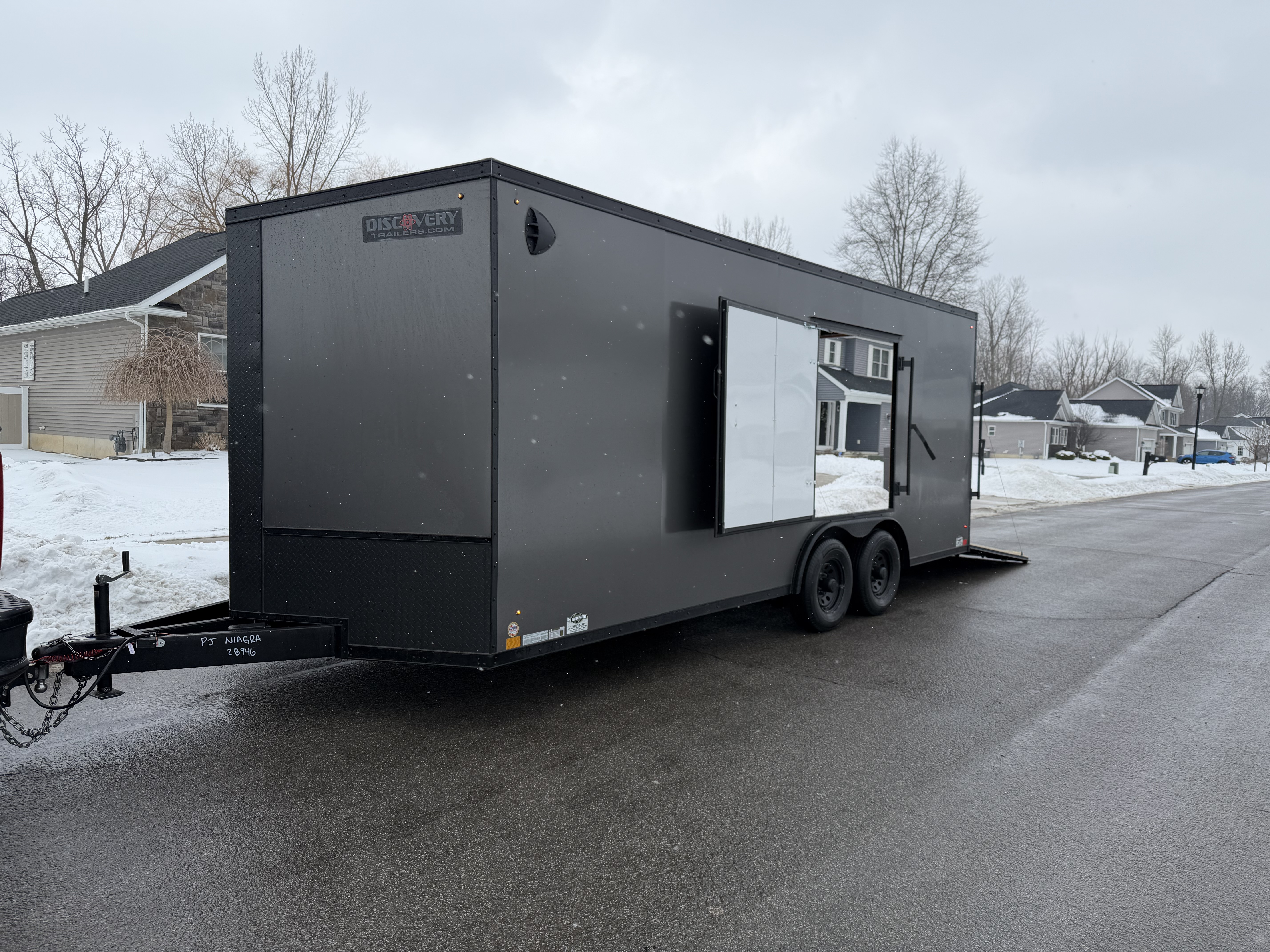 DISCOVERY  ENCLOSED GRAY